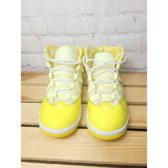 Air Jordan Max Aura Basketball Shoes Dynamic Yellow Boys Size 13 - Picture 2 of 7
